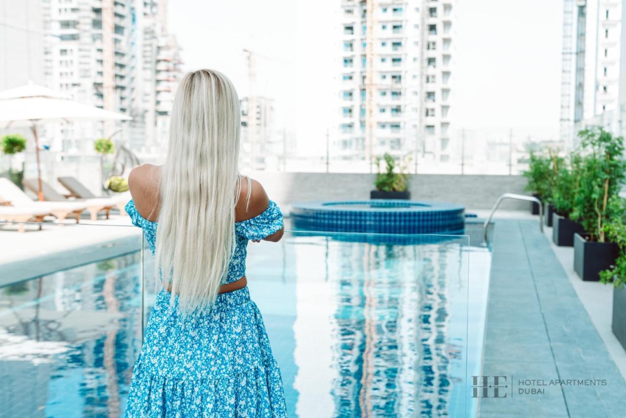 דובאי He Hotel Apartments מראה חיצוני תמונה A woman with long hair