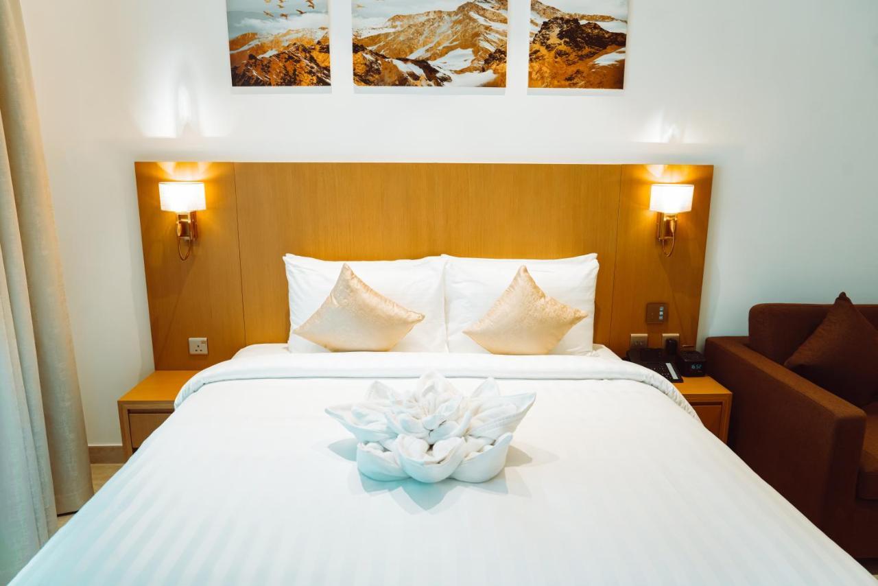 דובאי He Hotel Apartments חדר תמונה A bed with a bedsheet