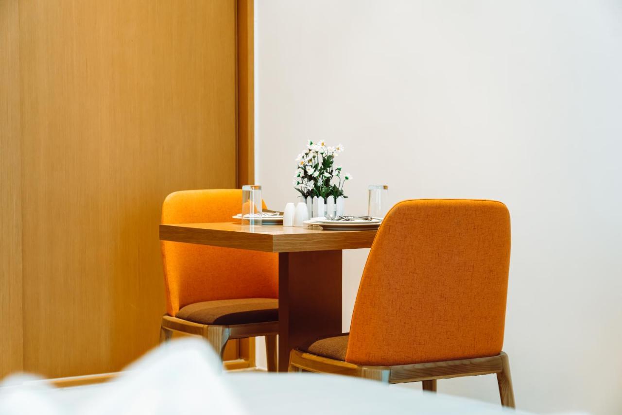 דובאי He Hotel Apartments מראה חיצוני תמונה A table and chairs